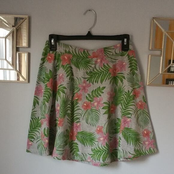 4/$30 H&M Divided Floral Circle Skirt Size Medium - Picture 1 of 4
